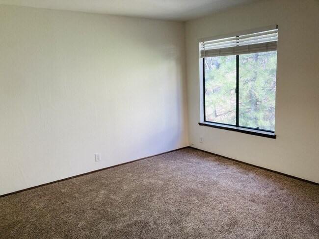 Building Photo - Enchanting Four Bedroom Two and Half Bath Condo in North Meadow Bay.