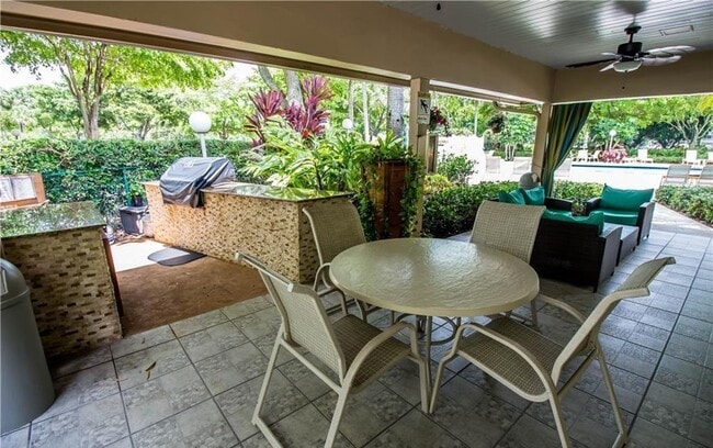 Building Photo - 4030 W Palm Aire Dr