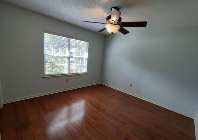 Building Photo - Charming 2 Bedroom/2 Bathroom with Sunroom...