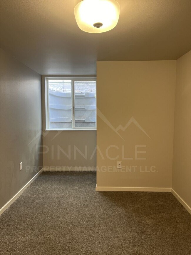 Building Photo - 1-5 1/2 Chicago Ave