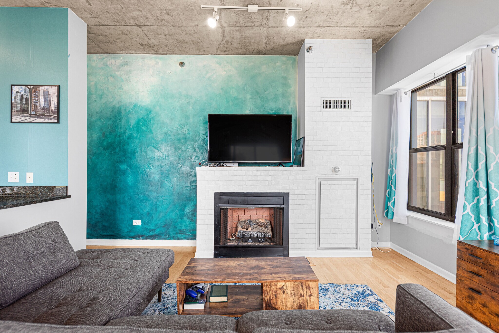 living - 1122 W Catalpa Ave