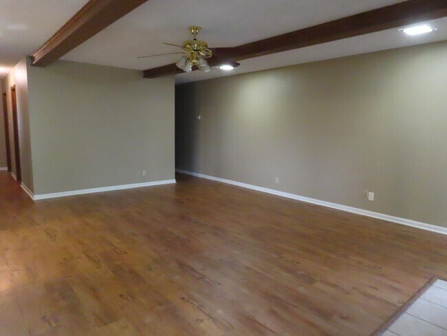 Building Photo - Whitehouse ISD! Spacious 3 Bedroom, 2 Bath...