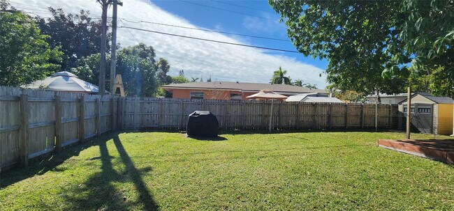 Building Photo - 806 NE 7th St