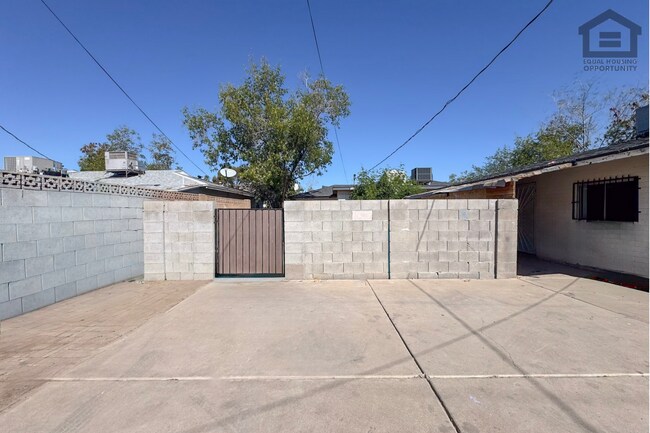 Building Photo - 2Bed/1Bath House at AZ-51/Thomas Rd! -- NO HOA! FENCED-IN YARD!