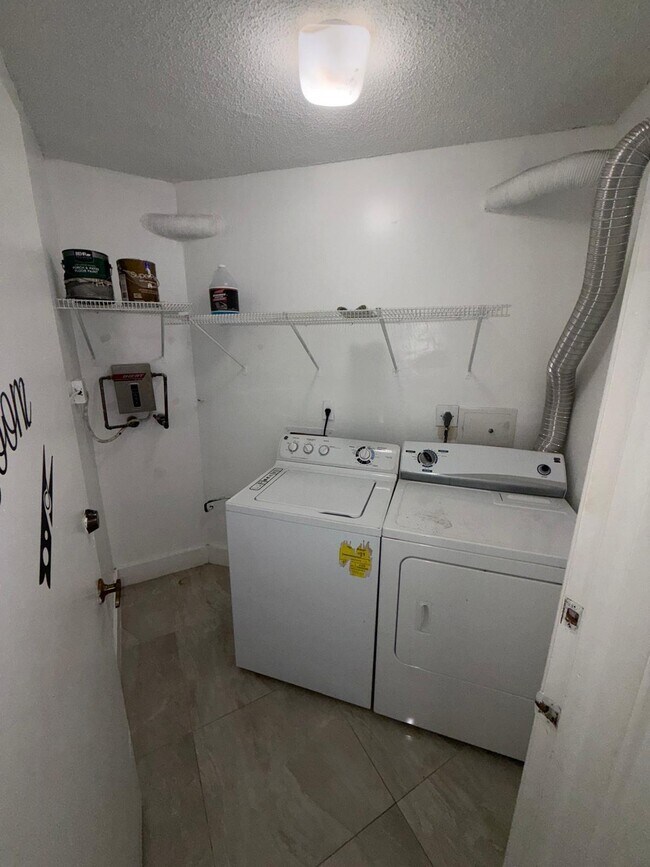 Building Photo - 9405 Fontainebleau Blvd