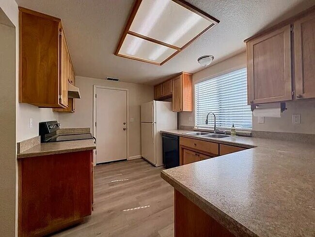 Building Photo - Beautiful 3 bedroom 2.5 bathroom in Antelope!