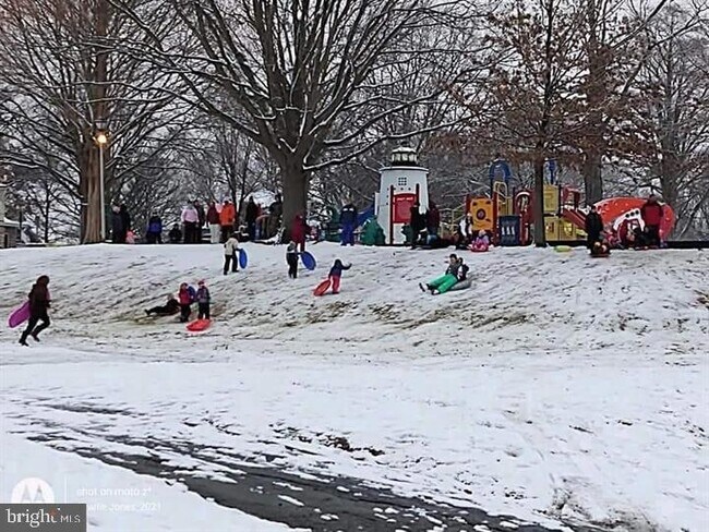 Building Photo - 82 Fountain St