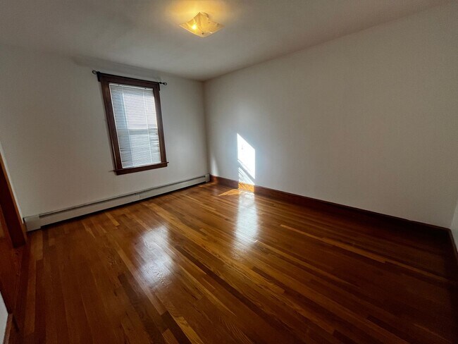 Building Photo - Inviting 2-Bedroom 2nd Floor Apartment in ...