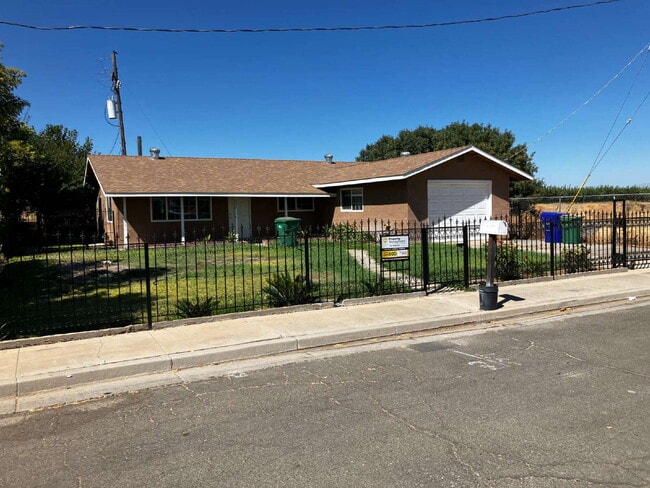 Building Photo - Water, sewer, garbage and landscaping is i...
