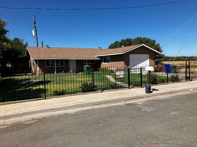 Building Photo - Water, sewer, garbage and landscaping is included. Clean 3-bedroom 2 bath