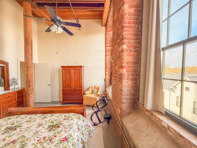 Building Photo - 328 Mills Ave