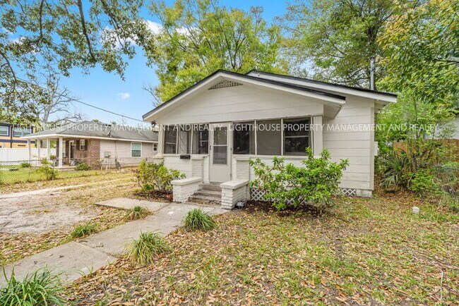 Building Photo - Newly Renovated 3 Bedroom Home with Screened Porch