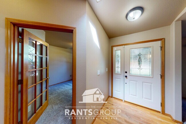Building Photo - Lovingly cared for 3-bedroom, 1.75-bath ra...
