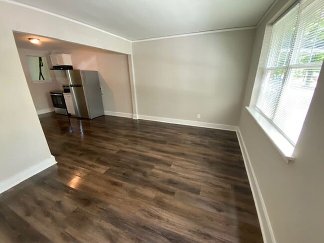 Building Photo - Renovated Duplex