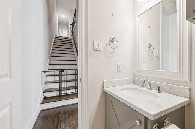 Building Photo - 4415 Marina St