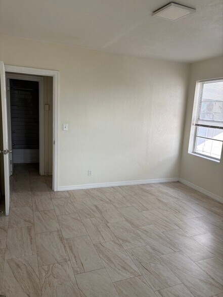 Building Photo - 740 N Grandview Ave