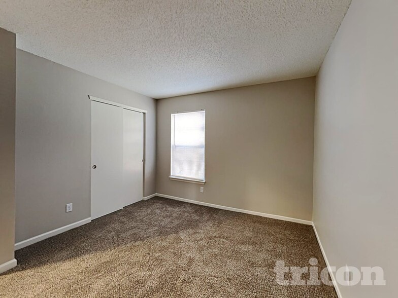 Building Photo - 10428 Kensington Way