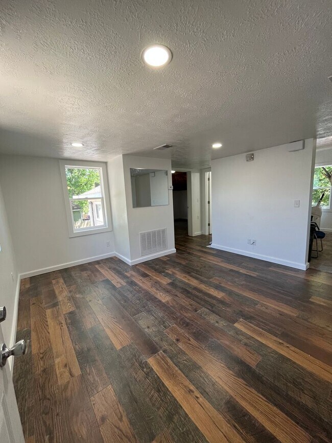 Building Photo - Recently Updated 2 Bed/1 Bath Upper Level Duplex Near Downtown!
