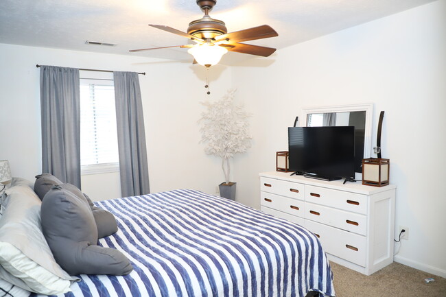 Master bedroom with lake view - 10124 Carnation Court