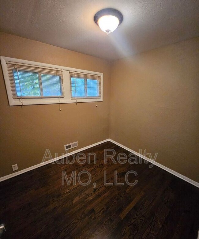 Building Photo - 7400 E 109th St