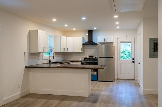 Building Photo - 3822 Bakers Ferry Rd SW