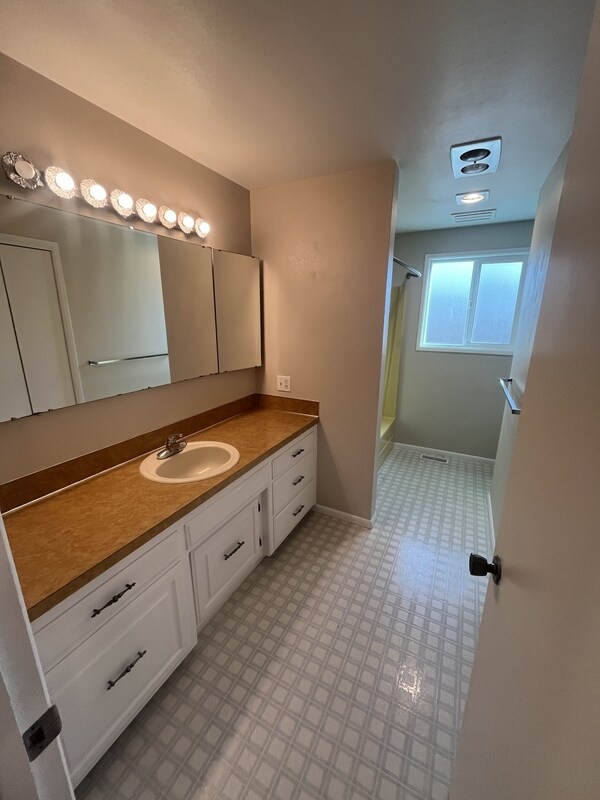 Building Photo - 841 Garden Dr