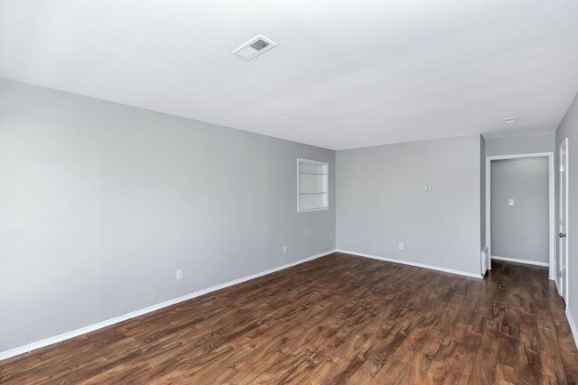 Building Photo - NEWLY REMODELED 3 BEDROOM - MOVE IN SPECIAL!