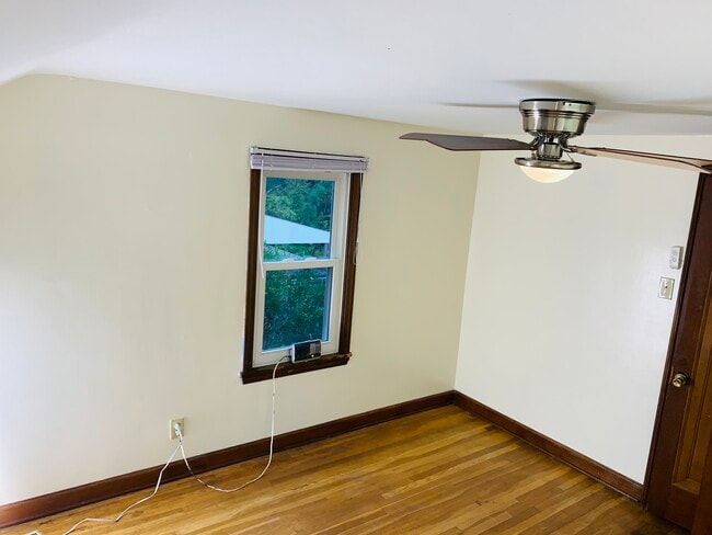 Building Photo - 1015 Willow Dr