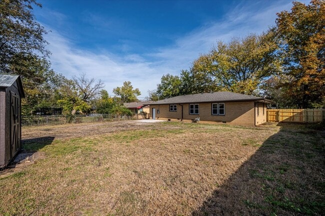 Building Photo - 809 N Ross Ave