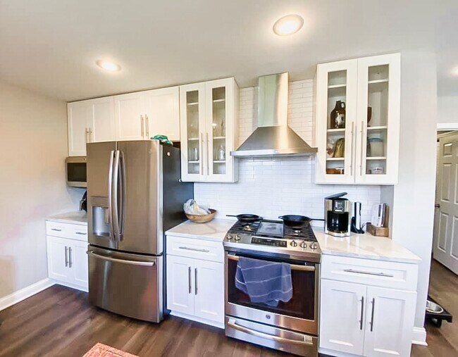 Building Photo - Immaculately Renovated 3 Bedroom 1.5 Bathr...