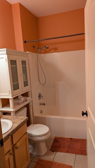 bathroom 5.5x7.5feet - 2904 Tina Ave