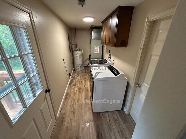 Building Photo - 100 Kendallwood Dr