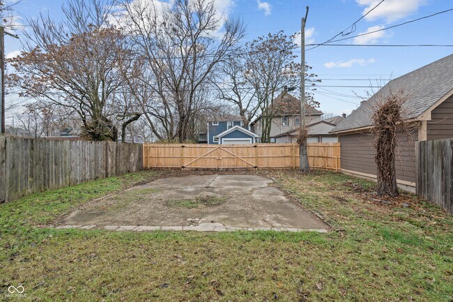 Building Photo - 2224 N Kenwood Ave