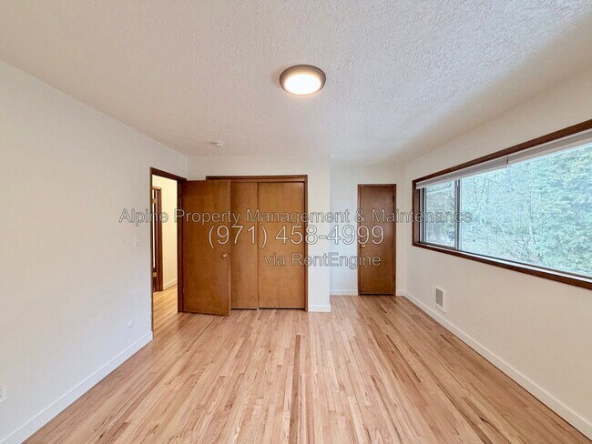 Building Photo - 7030 SW Canyon Crest Dr