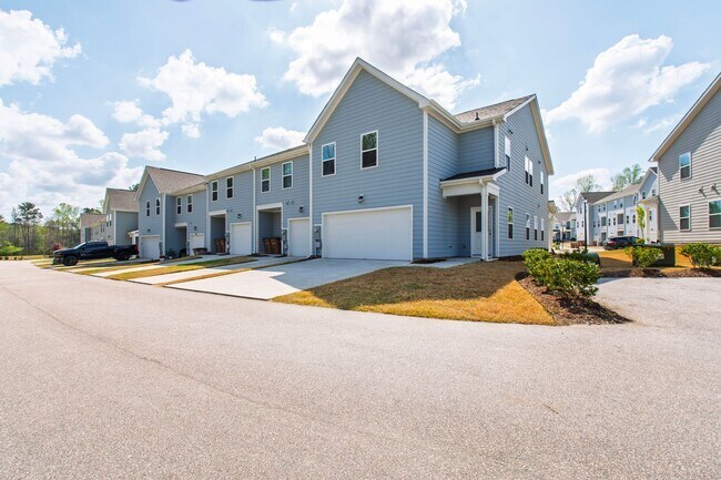 Building Photo - Charming 3BR End-Unit Townhome in Wake Forest!