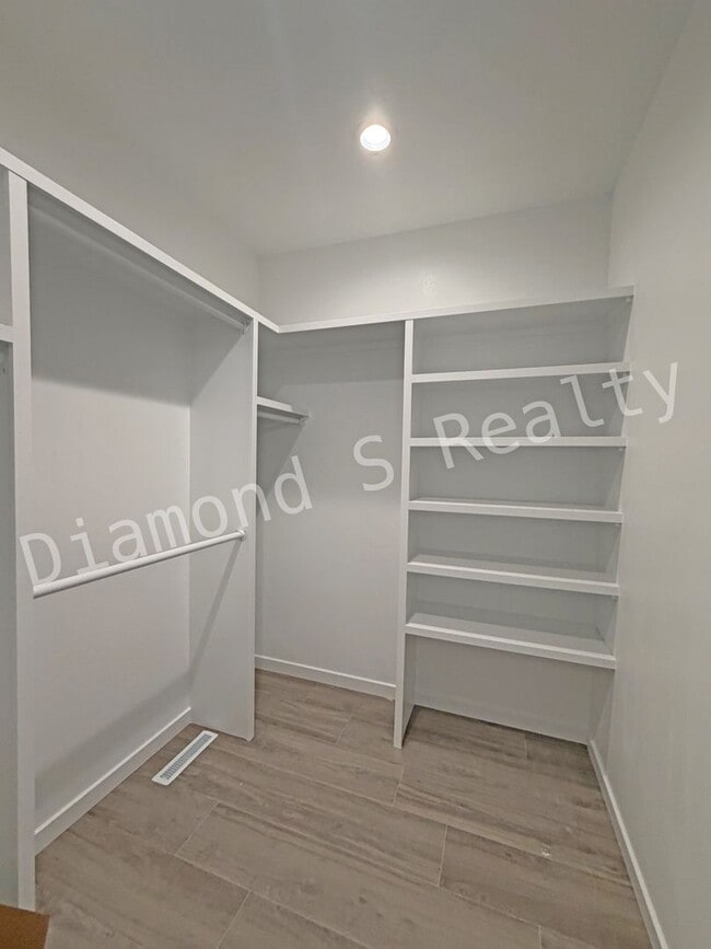 Building Photo - New Construction!  Gorgeous Home with All The Things!