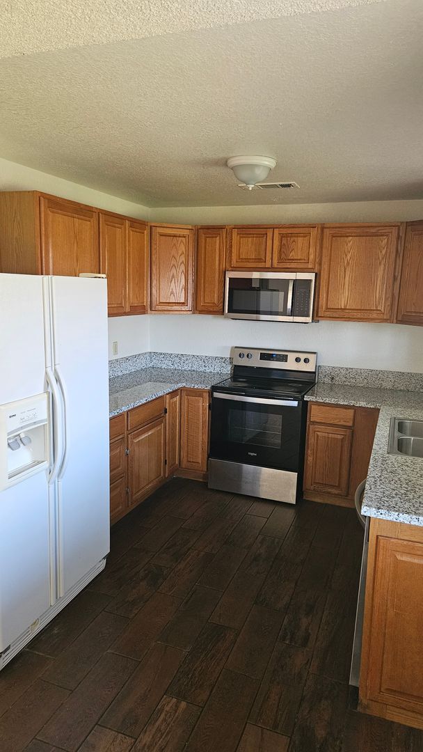 Building Photo - Spacious 3 bedroom with large backyard