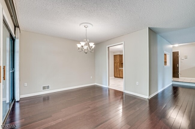 Building Photo - 318 Willowbrook Dr