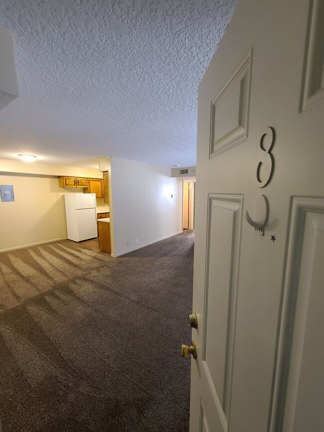 Building Photo - Large Two Bedroom Apt
