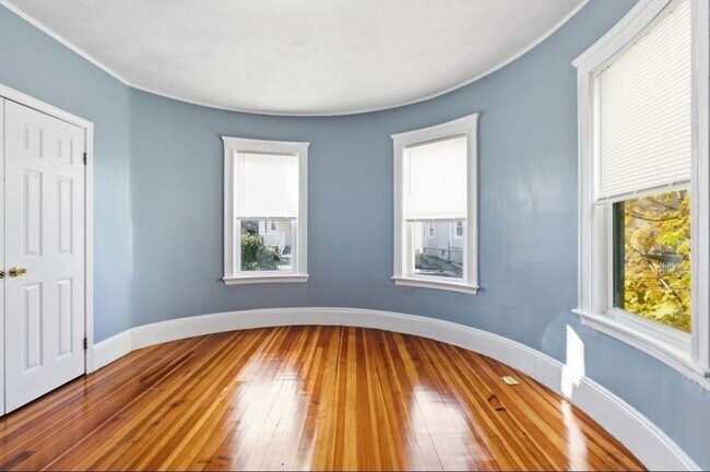 Building Photo - 20 Leslie St