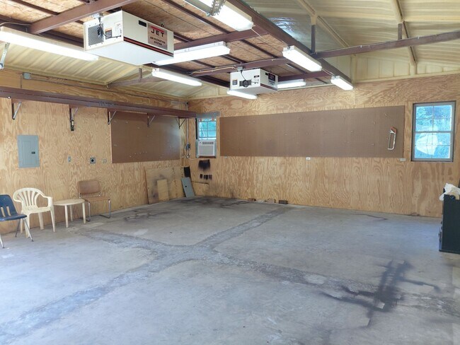Building Photo - 4/2 Private Backyard + Huge SHOP