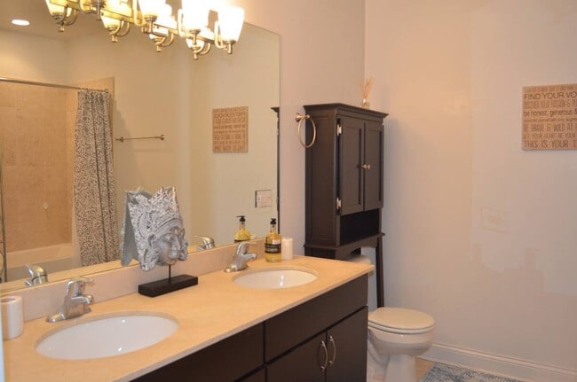 Building Photo - 918 W Belmont Ave