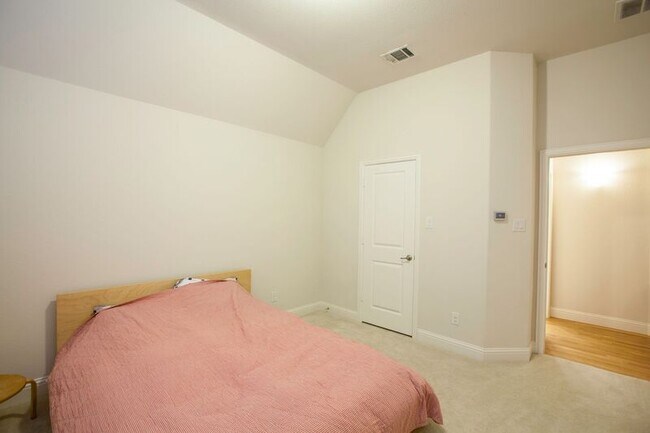 Building Photo - 1614 Thoroughbred Ln