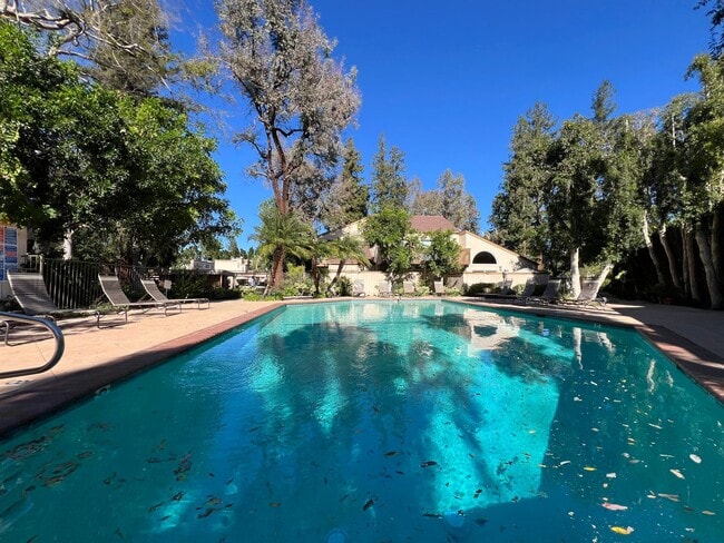 Building Photo - LOCATION! Move-in ready 2+2 w/parking, pool + balcony!