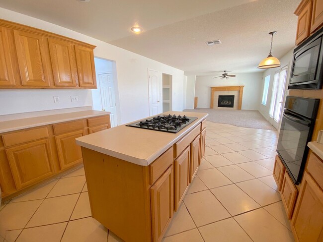 Building Photo - East El Paso 5Bed/3Bath Refrig A/C!