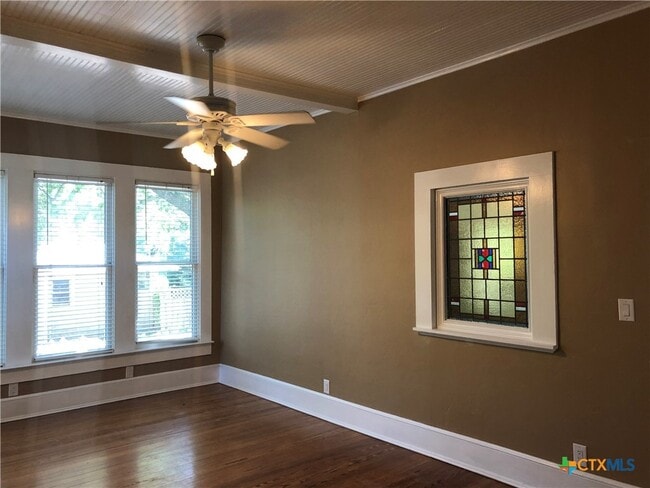 Building Photo - 414 W San Antonio St