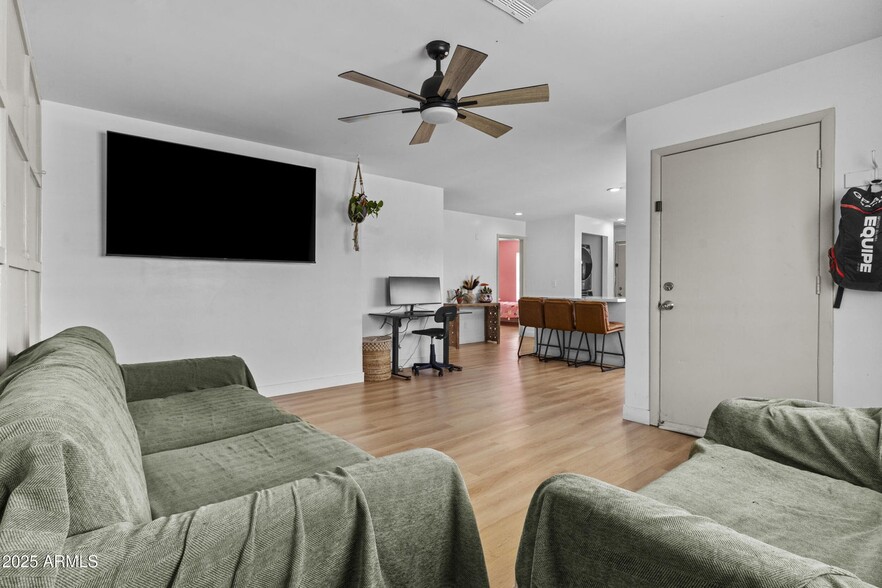 Building Photo - 1534 E Culver St