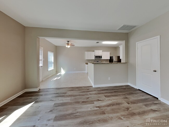 Building Photo - 1327 Tamarack Dr