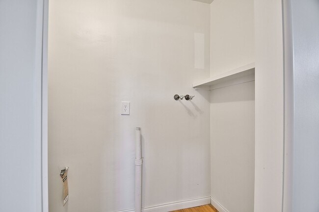 Building Photo - 3 Bedroom 2 Bath Home For Lease