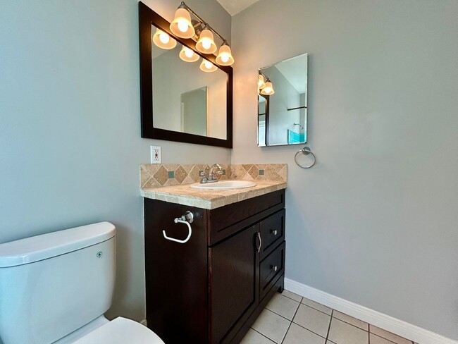 Building Photo - 2 Bed 1 Bath House with Large Yard in Cent...